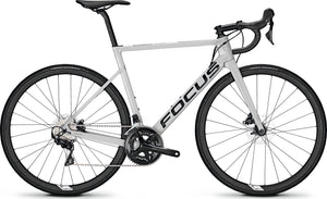 Izalco 8.6 : Rapide, sur et polyvalent ce vélo vous offre une assise des plus confortables pour partir à l'aventure. 