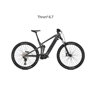 Thron 6.7 : Ce vélo offre un maximum de polyvalence. Il vous fera profiter de chaque sortie. Avec ses équipements modifiables en option :  en effet, le porte-bagages, les garde-boue, la béquille et les éclairages élargissent le champ des possibles de ce vélo purement trail, du bikepacking aux trajets quotidiens.  